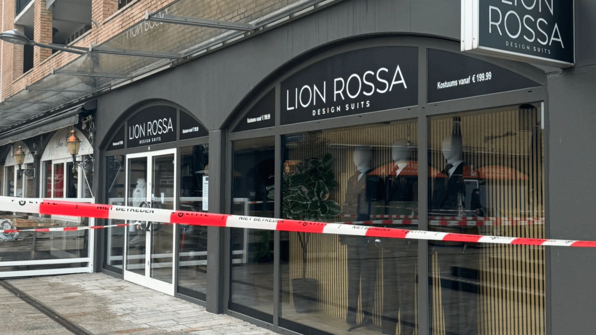 Straat afgezet na incident bij flatgebouw in Almere