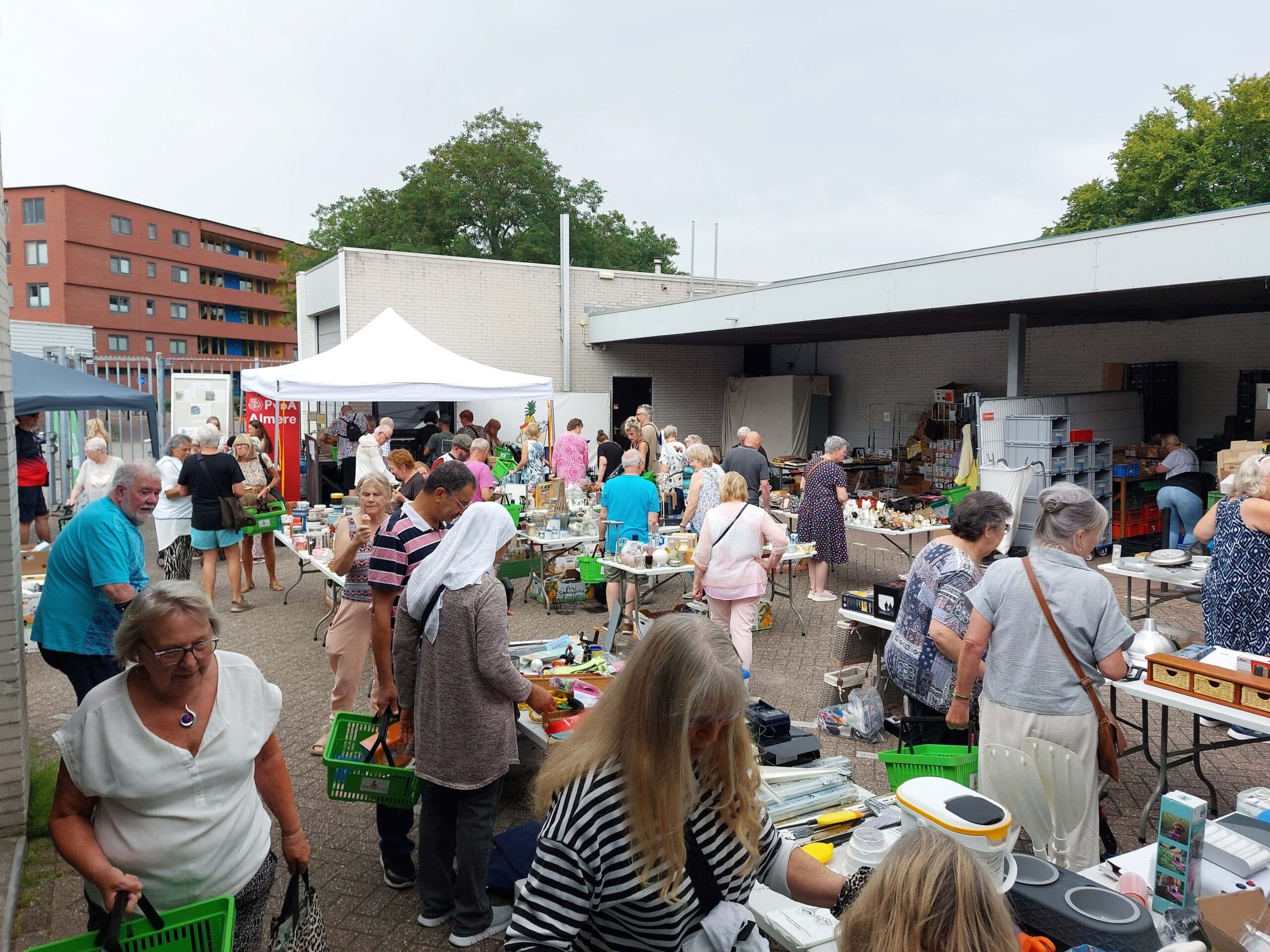 Gezellige zomerse rommelmarkt in Almere Haven
